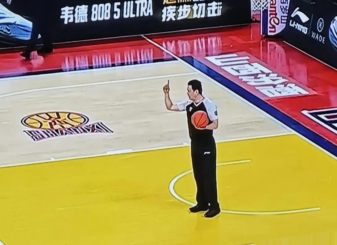 关于比赛过程中裁判判罚存在争议，引发外界热议的信息
