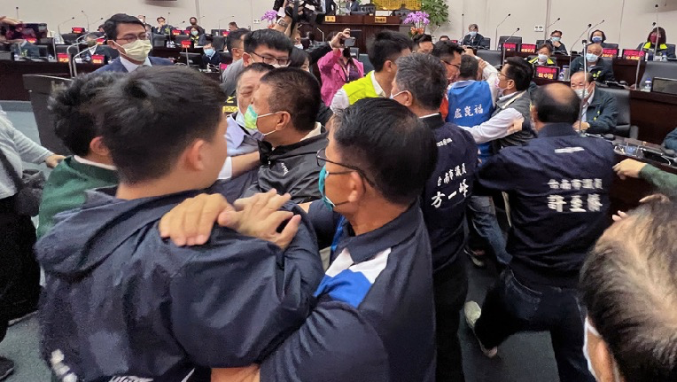 火药味十足！团体决赛现场瞬间爆发冲突的简单介绍
