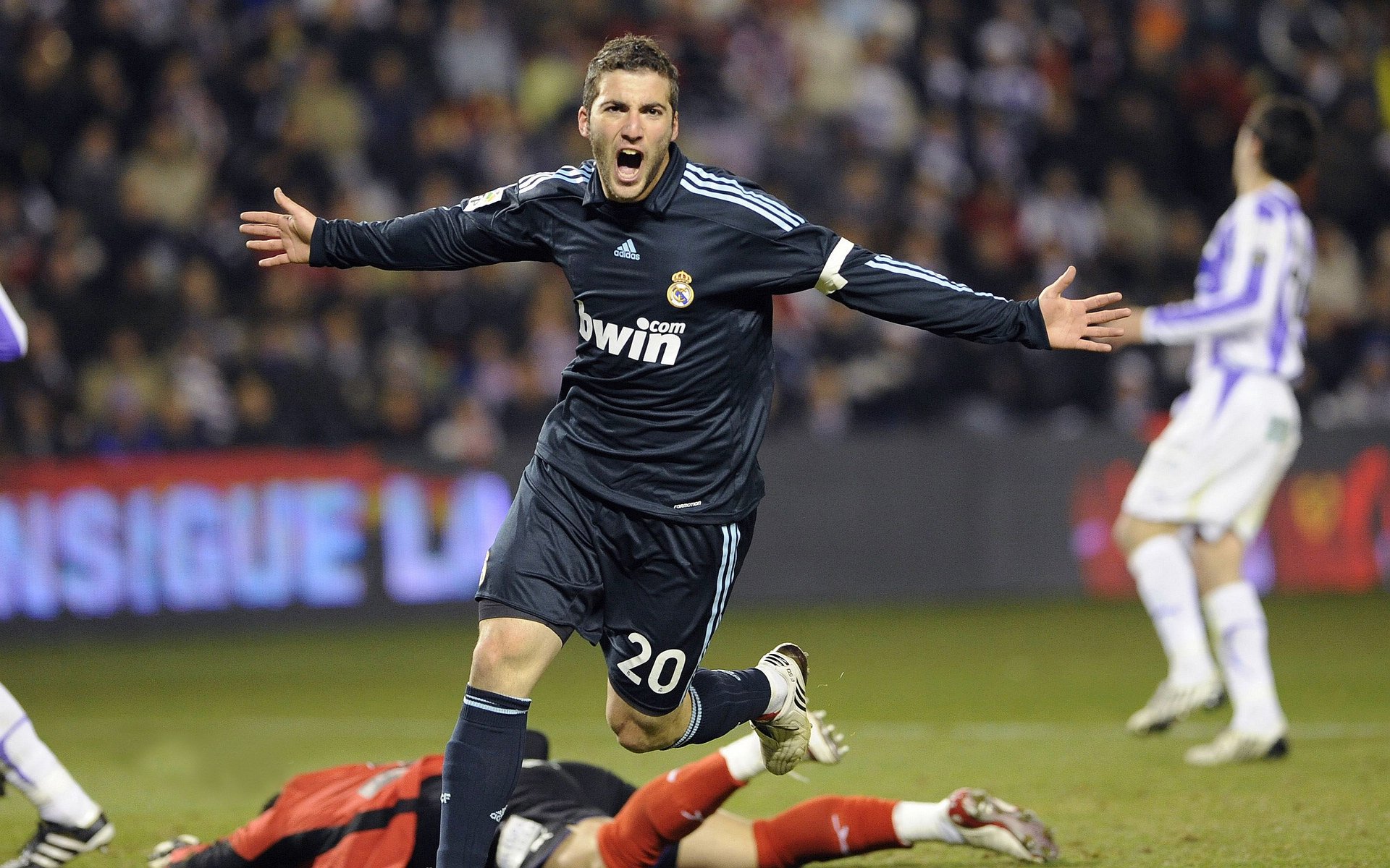 那不勒斯逆转阿根廷，本泽马惊艳四座，一场跨越时空的足球狂想